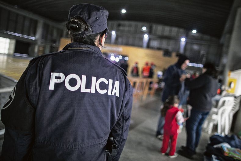 Ante la eventualidad de un tiroteo, el INAU sugiere ubicar a los niños en lugares alejados de puertas y ventanas. Foto: Mauricio Zina, adhocFOTOS