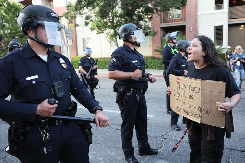 Manifestantes se enfrentan a la policía en Los Ángeles, California