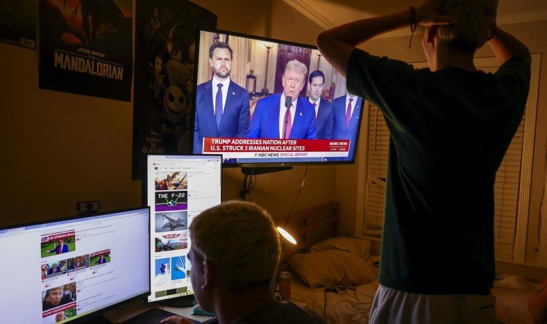 Jóvenes observan al presidente estadounidense Donald Trump dirigirse a la nación tras el ataque estadounidense a las instalaciones nucleares de Irán, en Miami, Florida, EE. UU., el 22 de junio de 2025