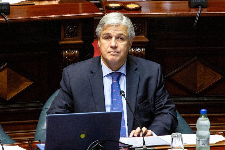 Francisco Bustillo durante la Comisiòn Permanente en la Camara de Senadores en el Palacio Legislativo. Foto: Mauricio Zina / adhocFOTOS