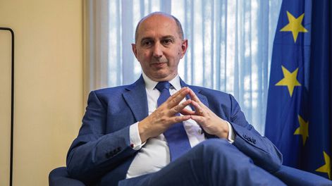 Búsqueda | Embajador de la Unión Europea, Paolo Berizzi, durante la entrevista con Búsqueda. Fotos: Mauricio Zina / adhocFOTOS