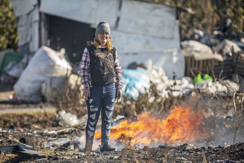 “Así es muy difícil vivir”, dice Lorena, que habita en el asentamiento desde que nació, hace 30 años. Fotos: Nicolás Garrido / Búsqueda