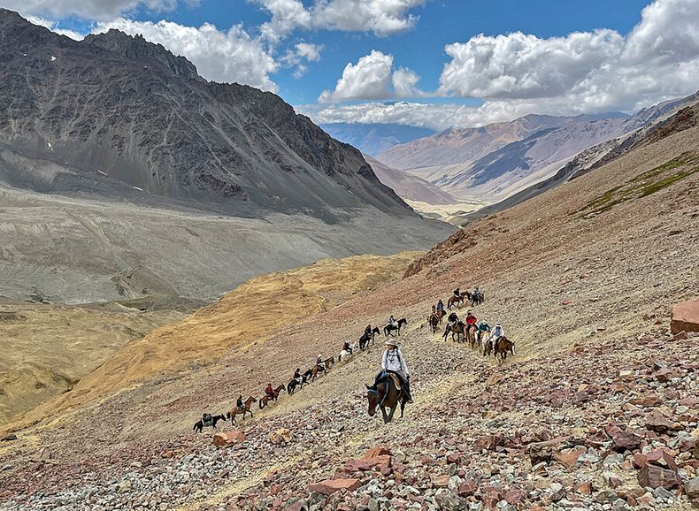 Un grupo de gente, entre ellos familiares de los sobrevivientes de la tragedia de los Andes, regresaron al lugar del accidente en febrero de 2023. Foto: Mariana