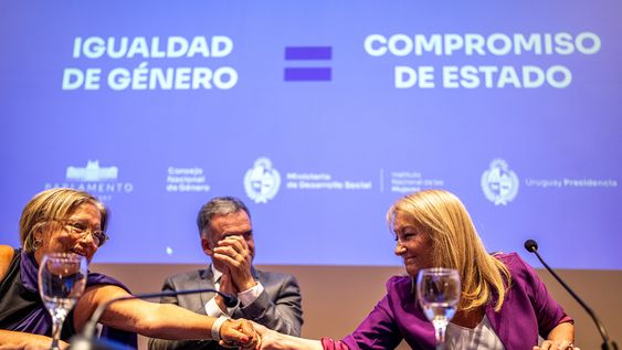 Monica Xavier, Yamandú Orsi y Carolina Cosse durante el acto por el Día Internacional de la Mujer en el salón de actos de la Torre Ejecutiva en Montevideo Monica Xavier, Yamandú Orsi y Carolina Cosse durante el acto por el Día Internacional de la Mujer en el salón de actos de la Torre Ejecutiva en Montevideo