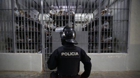 Fotografía de archivo del 4 de abril de 2025 que muestra a un policía custodiando una celda en el Centro de Confinamiento del Terrorismo (Cecot), en Tecoluca (El Salvador).