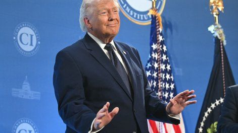 El presidente de Estados Unidos, Donald Trump, agradece los aplausos de los asistentes a la Conferencia de Miembros Republicanos en el Trump National Doral en Miami, Florida, el 9 de marzo de 2026.