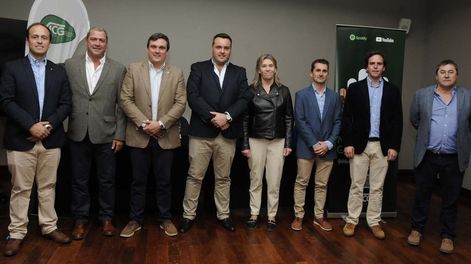 El tesorero de la nueva directiva de ACG, Alfredo Rava; el vocal Álvaro Gastelú; el vicepresidente Federico Constantín; el presidente entrante Otto Fernández Nystrom; la tesorera saliente, Sol Andrade; el secretario José Manuel Rubio; el presidente saliente, Joaquín Falcón; y el vocal Pablo Sánchez