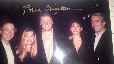 Una foto muestra a Jeffrey Epstein y su pareja, Ghislaine Maxwell, junto a Clinton y otras dos personas.
