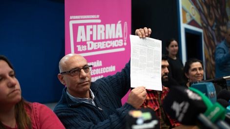 El presidente del PIT-CNT, Marcelo Abdala, muestra la papeleta del plebiscito sobre seguridad social