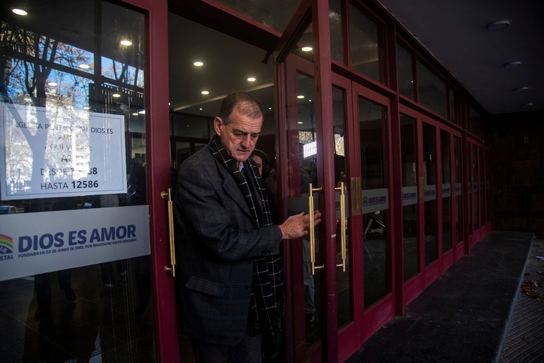 El líder de Cabildo Abierto, Guido Manini Ríos, tras votar este domingo en la Iglesia Pentecostal de Montevideo