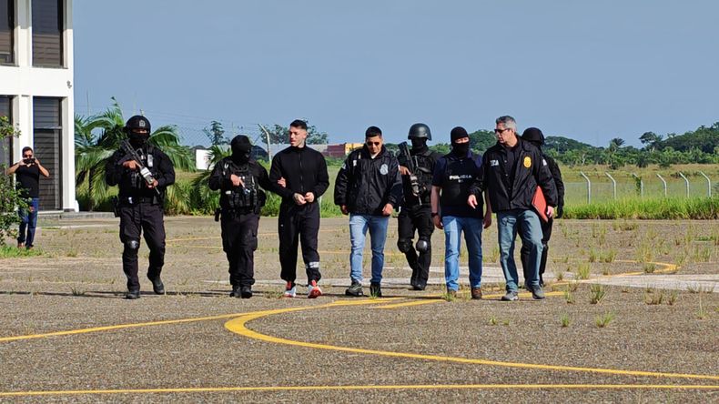 Escoltado por agentes de la DEA, Sebastián Marset camina en el Aeropuerto Viru Viru de Santa Cruz de la Sierra rumbo a un avión que lo trasladó a Perú.