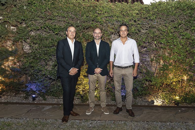 De Itaú: director de Banca Empresa Valentín Martínez, director de Finanzas Estructuradas Pablo Menéndez y el gerente de Banca Coorporativa Javier Albiñana