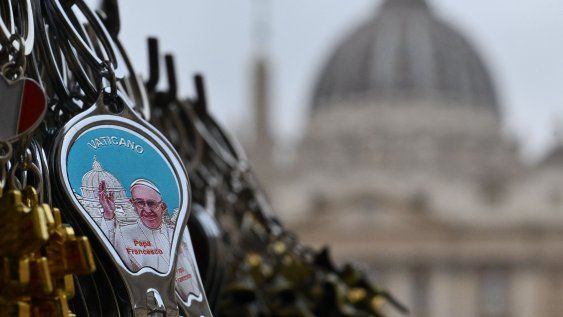 Venta de llaveros del papa Francisco en la plaza de San Pedro, en el Vaticano. Venta de llaveros del papa Francisco en la plaza de San Pedro, en el Vaticano.