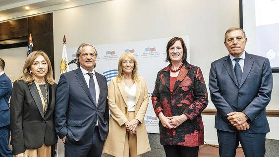 Directora ejecutiva de la Cámara de Comercio Uruguay-EE.UU. Magdalena Aonzo, presidente de la Cámara Haroldo Espalter, vicepresidenta de la República Carolina Cosse, embajadora de Estados Unidos Heide Fulton y ministro de Economía y Finanzas Gabriel Oddone Directora ejecutiva de la Cámara de Comercio Uruguay-EE.UU. Magdalena Aonzo, presidente de la Cámara Haroldo Espalter, vicepresidenta de la República Carolina Cosse, embajadora de Estados Unidos Heide Fulton y ministro de Economía y Finanzas Gabriel Oddone
