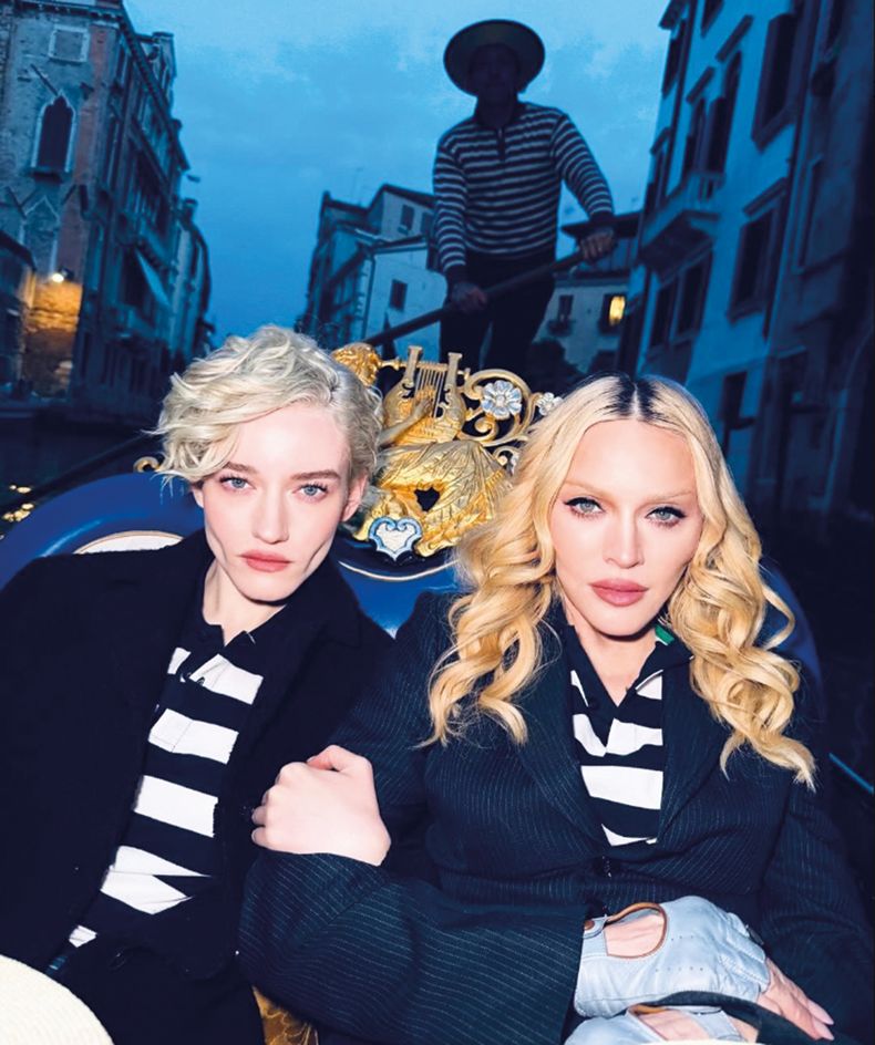 Madonna y la actriz Julia Garner publicaron un video juntas en el que cantan Like a Virgin en Venecia y así parecen confirmar que la biopic de la reina del pop sigue en pie.