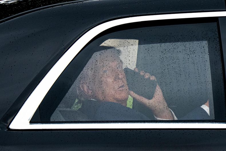 &nbsp;El presidente estadounidense Donald Trump habla por celular dentro de un vehículo a su regreso a la Casa Blanca en Washington.