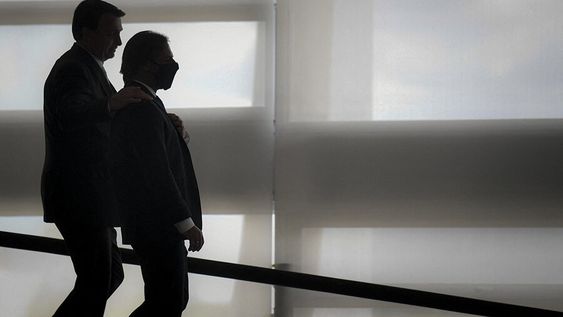 Lacalle Pou camina junto a Jair Bolsonaro. Foto: AFP Lacalle Pou camina junto a Jair Bolsonaro. Foto: AFP