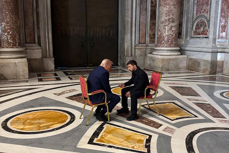 En esta fotografía, tomada y difundida por el servicio de prensa presidencial de Ucrania el 26 de abril de 2025, el presidente de Ucrania, Volodymyr Zelensky (der.), se reúne con el presidente de Estados Unidos, Donald Trump (izq.), al margen del funeral del papa Francisco en la Basílica de San Pedro del Vaticano