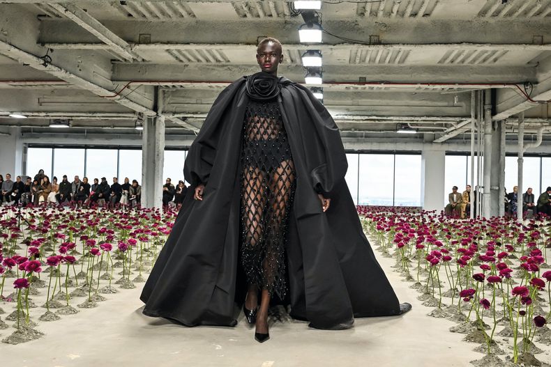 La pasarela del desfile de Carolina Herrera estuvo inspirada en el jardín del señor Chance de Bienvenido Mr. Chance, película de Hal Ashby protagonizada por Peter Sellers, basada en una novela de Jerzi Kosinski