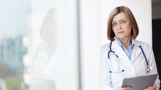 imagen de Médicas tienen “dificultades” para acceder a cargos de jerarquía y deben hacer valer sus derechos al regresar a trabajar tras dar a luz