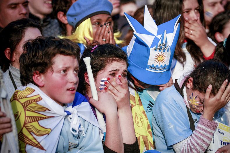 Los sufridos uruguayos del fútbol de hoy. Foto: Nicolás Garrido / Búsqueda