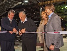 El intendente de Maldonado Enrique Antía con el equipo de Acher: fundador Jaime Acher, directora de Marketing Gabriela Acher y gerente general Ari Acher