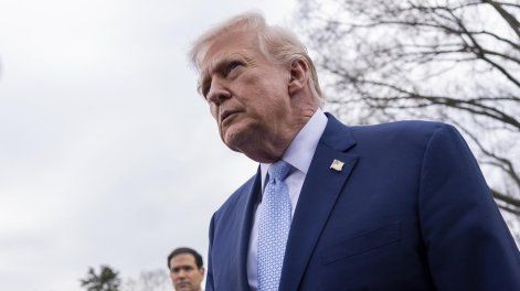 Donald Trump, junto al secretario de Estado Marco Rubio, responde a una pregunta de los medios de comunicación mientras se dirige a abordar el helicóptero presidencial Marine One en el jardín sur de la Casa Blanca.
