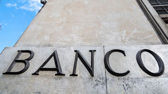 Fachada de un banco en la Ciudad Vieja.