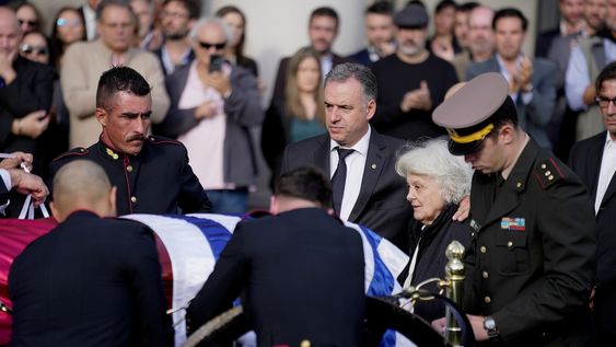 entre el silencio, el llanto y los cantos, miles de personas y referentes politicos despidieron a mujica en la calle y el palacio legislativo entre el silencio, el llanto y los cantos, miles de personas y referentes politicos despidieron a mujica en la calle y el palacio legislativo
