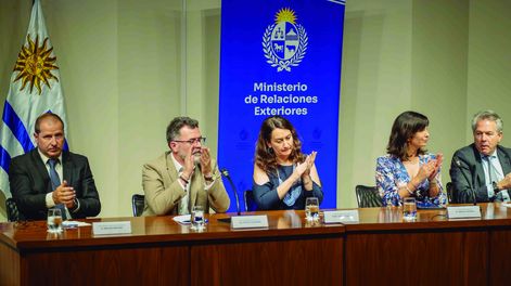 El director de Agro en Punta, Marcelo Bascialla; el subsecretario del MGAP, Matías Carámbula; la vicecanciller Valeria Csukasi; la directora ejecutiva de Uruguay XXI, Mariana Ferreira; y el representante del BID, Luiz Ros.