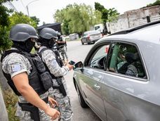 Dos oficiales de la Guardia Republicana durante un procedimiento ordenado por el Ministerio del Interior en Villa Española. Dos oficiales de la Guardia Republicana durante un procedimiento ordenado por el Ministerio del Interior en Villa Española.