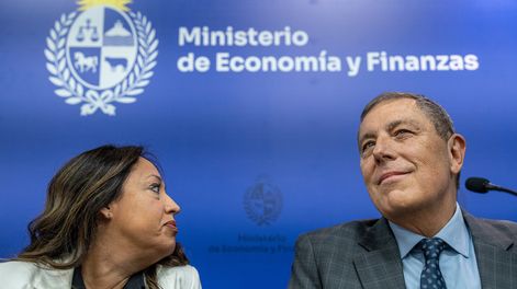 Los ministros Cardona y Oddone, en la conferencia de prensa de hoy, en la sede de Economía