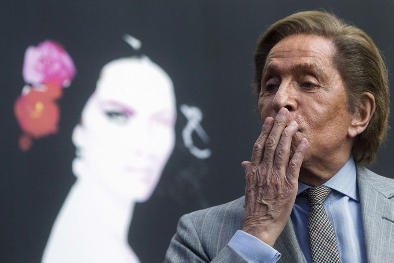 El diseñador italiano Valentino murió en Roma a los 93 años.