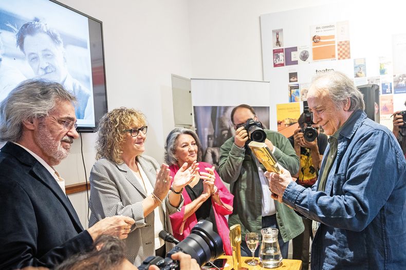 El secretario de la Fundación Mario Benedetti Washington Carrasco con la presidenta Hortensia Campanella y la vocal Diane Denoir entregan a Joan Manuel Serrat el Premio Internacional a la Lucha por los Derechos Humanos y la Solidaridad.