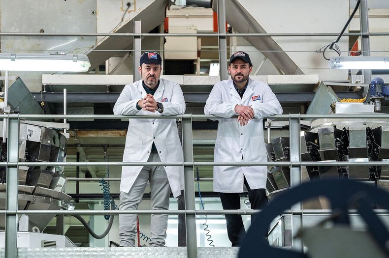 Marco y Leonardo Maganja posan para Trayectorias en la fábrica de Adria. Foto: Adrián Echeverriaga