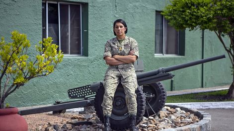Ana Lucas, que estará dos años al frente del Batallón Florida, cree que el Ejército tiene “camino para andar” en reformas para la mujer. Foto: Nicolás Garrido