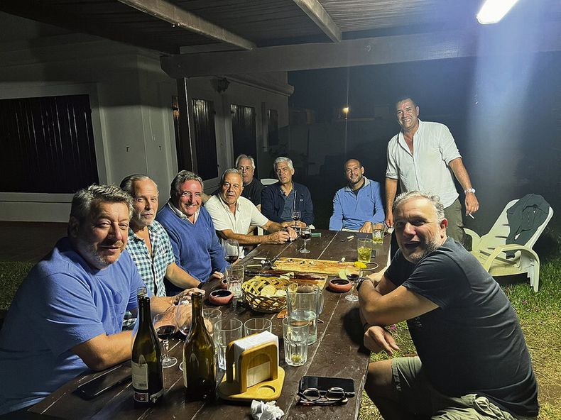 Asado entre dirigentes blancos organizado en la casa del senador Da Silva. Foto: Twitter @camboue