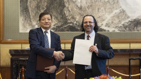 El presidente de la Universidad de Qingdao, Jinyan Hu, y el rector de la Universidad de la República, Héctor Cancela El presidente de la Universidad de Qingdao, Jinyan Hu, y el rector de la Universidad de la República, Héctor Cancela