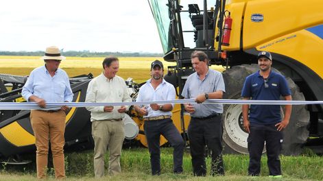 El presidente Lacalle Pou junto a empresarios, en la inauguración de la cosecha de arroz. Foto: Presidencia