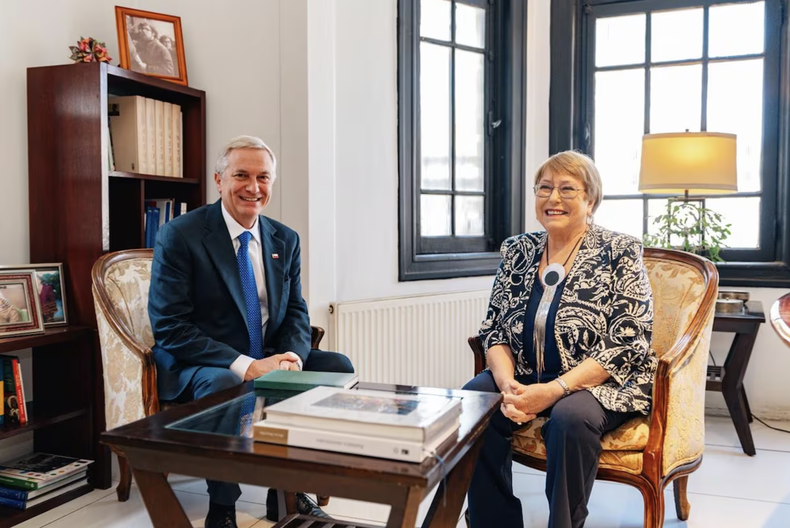José Antonio Kast y Michelle Bachelet en el Palacio de la Moneda, en Santiago, Chile, diciembre 2025.