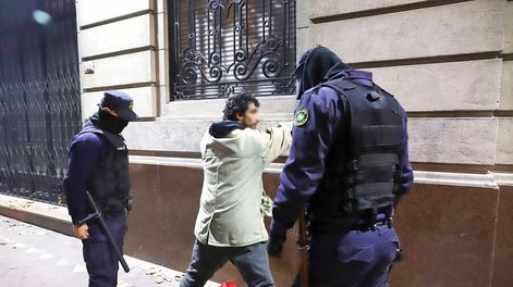 Búsqueda | Los médicos de ASSE no examinan a los detenidos para constatar lesiones, aseguran los abogados públicos. Foto: Nicolás Der Agopián