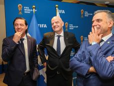 Ignacio Alonso, en la imagen junto al presidente de la FIFA, solicitó a Yamandú Orsi la exoneración de algunos tributos en el marco de la preparación para el Mundial 2030. Ignacio Alonso, en la imagen junto al presidente de la FIFA, solicitó a Yamandú Orsi la exoneración de algunos tributos en el marco de la preparación para el Mundial 2030.