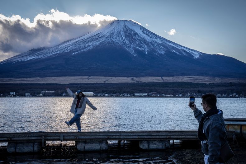 AFP__20251205__87794ZT__v2__HighRes__TopshotJapanLifestyleTourismNature (1)