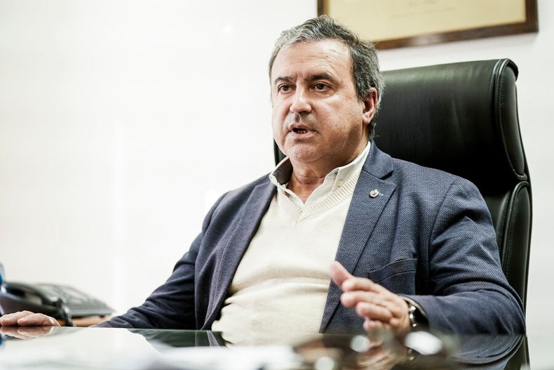 Raúl Lozano en su despacho del Ministerio de Vivienda. Foto: Javier Calvelo, adhocFOTOS