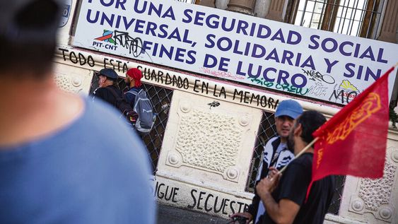 Paro del PIT-CNT contra la reforma de la seguridad social en marzo de 2023. Foto: Mauricio Zina / adhocFOTOS Paro del PIT-CNT contra la reforma de la seguridad social en marzo de 2023. Foto: Mauricio Zina / adhocFOTOS