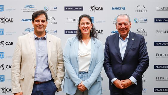 Simón Waisrub, de la Cámara de Comercio Uruguayo-Israelí, embajadora de Israel Michal Hershkovitz y presidente de la Cámara de Comercio Argentino-Israelí Mario Montoto. Simón Waisrub, de la Cámara de Comercio Uruguayo-Israelí, embajadora de Israel Michal Hershkovitz y presidente de la Cámara de Comercio Argentino-Israelí Mario Montoto.