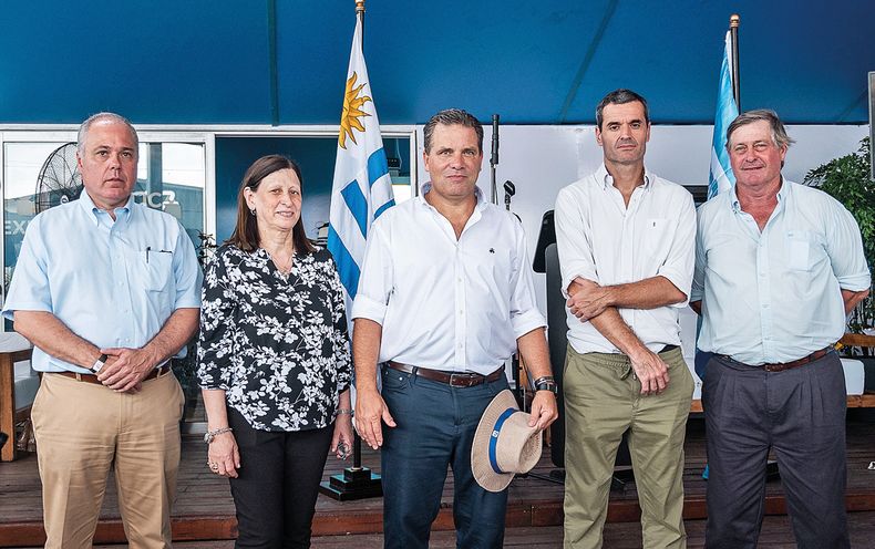 De BROU: director Pablo Sitjar, gerenta general Mariela Espino, presidente Salvador Ferrer, y director Leandro Francolino, con el intendente de Soriano Guillermo Besozzi