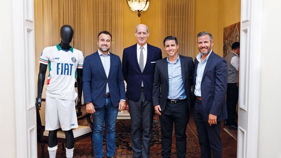 Presidente del Club Sportivo Bella Italia Rodrigo Lubetkin, embajador de Italia Fabrizio&nbsp;Petri, Matías Pérez de la AUF y Tata González junto a la indumentaria 2025 del club
