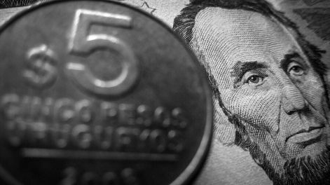 imagen de Dólar en Uruguay se mueve influido por los vecinos y sus problemas
