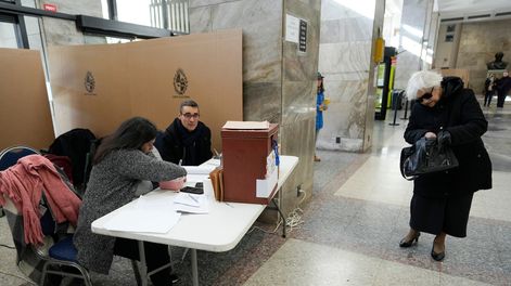 Votación durante las elecciones internas del 30 de junio, en la Intendencia de Montevideo